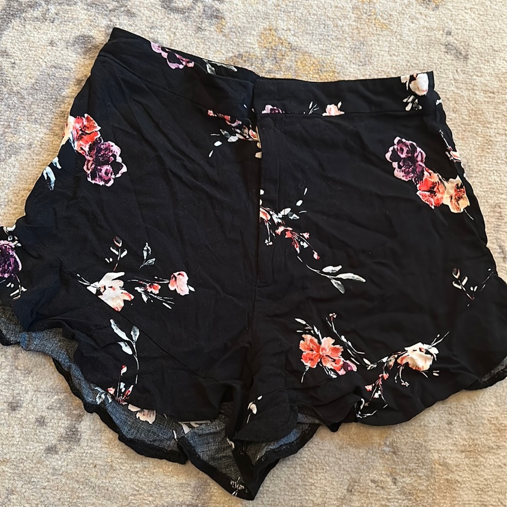 Women ruffle edge floral shorts